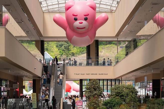 롯데홈쇼핑이 연휴를 맞아 지난 1일부터 롯데프리미엄아울렛 의왕점에서 진행 중인 초대형 벨리곰 공공전시가 가족 단위 쇼핑객들로 북적이며 인기를 끌고 있다. 롯데홈쇼핑 제공