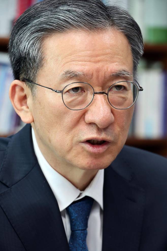 이재명 더불어민주당 대선 후보의 복심이자, 38년지기인 민주당 정성호 의원이 지난 2일 국회 의원회관에서 파이낸셜뉴스와 인터뷰를 갖고 대법원의 선거법 유죄취지 파기환송심 여파를 비롯해 이 후보의 실용주의 노선 등 주요 현안에 대해 입장을 밝히고 있다. 사진=박범준 기자