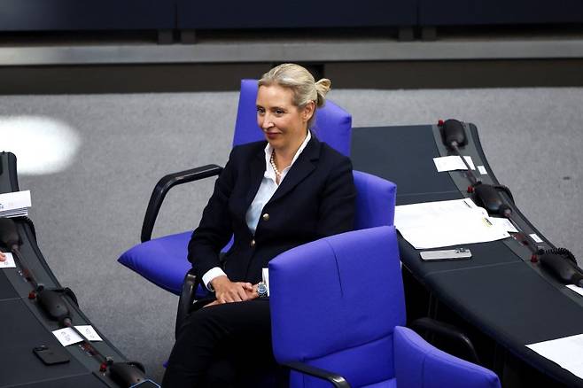 6일(현지시간) 독일 베를린 연방의회에서 극우 계열 정당인 독일 대안당(AfD)의 앨리스 바이델 공동 대표가 총리 선출 투표 결과에 미소짓고 있다.로이터연합뉴스