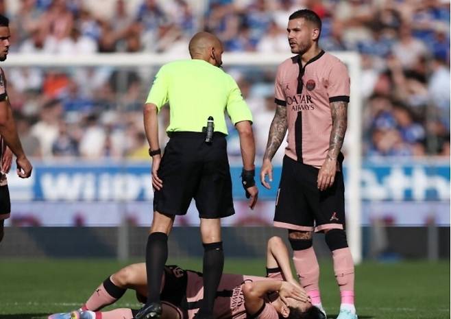 지난 4일 경기에서 왼쪽 정강이 부위에 타박을 입고 고통을 호소한 이강인. 로이터 연합뉴스