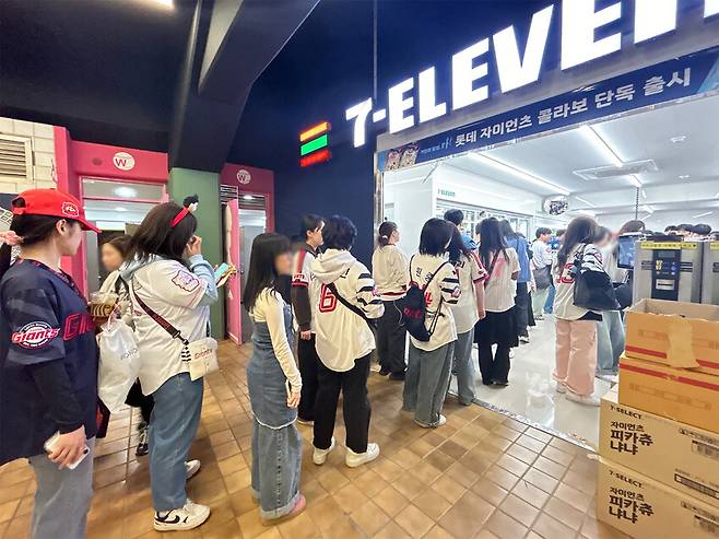 연휴 기간인 지난 2~5일 부산 사직야구장에 위치한 세븐일레븐 점포 현장. 세븐일레븐 제공