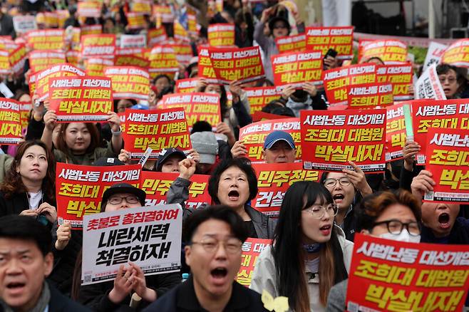 3일 오후 서울 서초구 대법원 인근에서 138차 전국집중 촛불대행진이 촛불행동 주최로 열려 참가자들이 대법원을 규탄하는 구호를 외치며 손팻말을 들고 있다. 김영원 기자 forever@hani.co.kr
