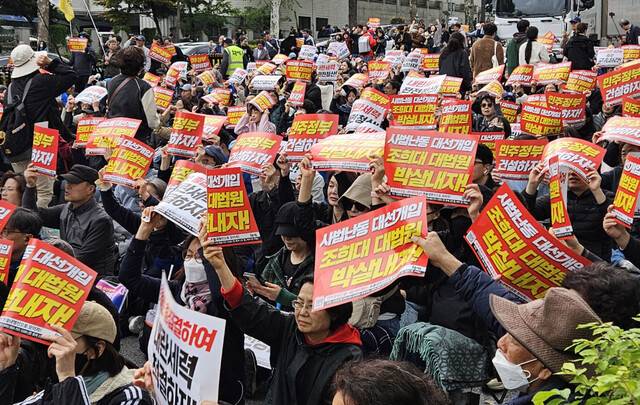 시민단체 촛불행동이 3일 서울 서초구 대법원 인근에서 집회를 열고 있다. 연합뉴스