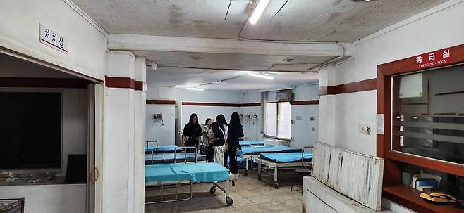 4일 광주광역시 동구 옛 적십자병원 건물에서 청소년들이 응급실 자리를 살펴보고 있다. 김용희 기자 kimyh@hani.co.kr