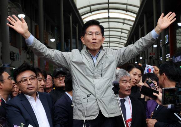 김문수 국민의힘 대선 후보가 6일 경북 포항시 죽도시장을 찾아 시민들에게 인사하고 있다. 연합뉴스