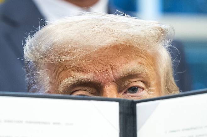 5일 도널드 트럼프 미국 대통령이 워싱턴디시(D.C.) 백악관 집무실에서 보건의료와 관련된 여러건의 행정명령에 서명하고 있다. 워싱턴/EPA 연합뉴스