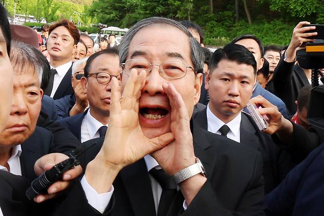 2일 오후 광주 북구 국립 5·18 민주묘지를 찾은 한덕수 무소속 후보가 광주비상행동 등 시민·사회단체 관계자들의 반발에 가로 막히자 \"저도 호남 사람\"이라며 참배를 호소하고 있다. 연합뉴스