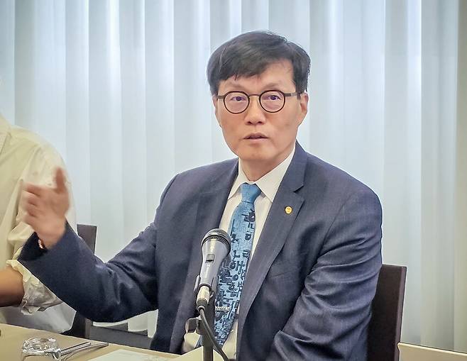 이창용 한국은행 총재가 5일 오전(현지시각) 아시아개발은행(ADB) 연차총회 참석차 방문한 이탈리아 밀라노의 한 호텔에서 기자들과 간담회를 하고 있다. 한국은행 제공, 연합뉴스