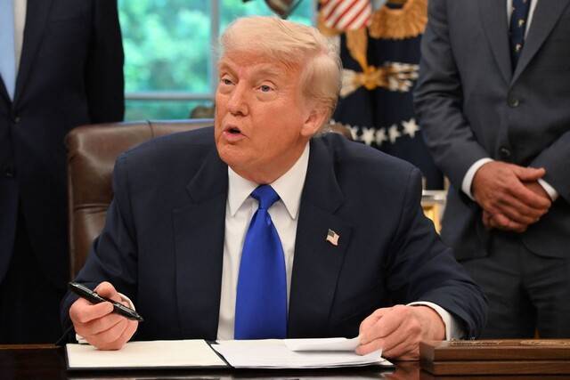 5일 미국 워싱턴디시(D.C.) 백악관 오벌 오피스에서 도널드 트럼프 미국 대통령이 행정명령에 서명하는 동안 언론에 발언하고 있다. 워싱턴/AFP 연합뉴스