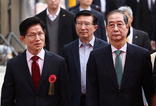 김문수 국민의힘 대통령 후보(왼쪽)와 한덕수 무소속 대통령 후보가 지난 5일 서울 종로구 조계사에서 열린 불기 2569년 부처님 오신 날 봉축법요식에 참석하고 있다. 연합뉴스