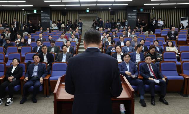 권영세 국민의힘 비상대책위원장(뒷모습 보이는 이)이 6일 오후 서울 여의도 국회에서 열린 의원총회에서 발언하고 있다. 신소영 기자 viator@hani.co.kr