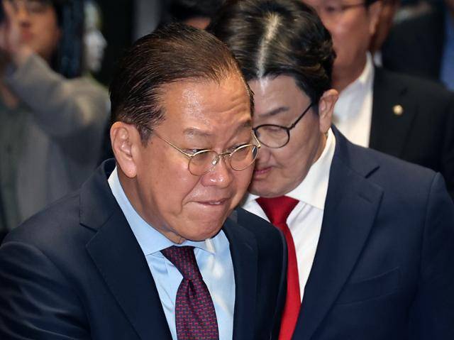 국민의힘 권영세 비상대책위원장과 권성동 원내대표가 5일 서울 여의도 국회에서 열린 의원총회에 참석하고 있다. 연합뉴스