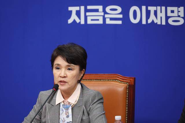 5일 서울 여의도 국회에서 더불어민주당 강금실 총괄선거대책위원장이 기자간담회를 하고 있다. 연합뉴스