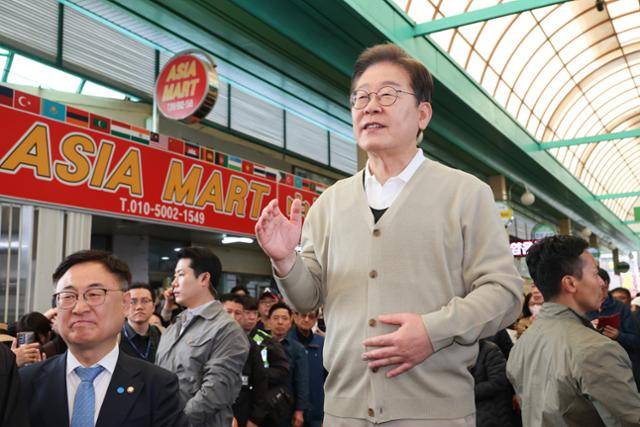 이재명 더불어민주당 대통령 후보가 골목골목 경청투어 이틀차를 맞은 6일 충북 증평군 장뜰시장을 찾아 즉흥 연설을 하고 있다. 뉴스1