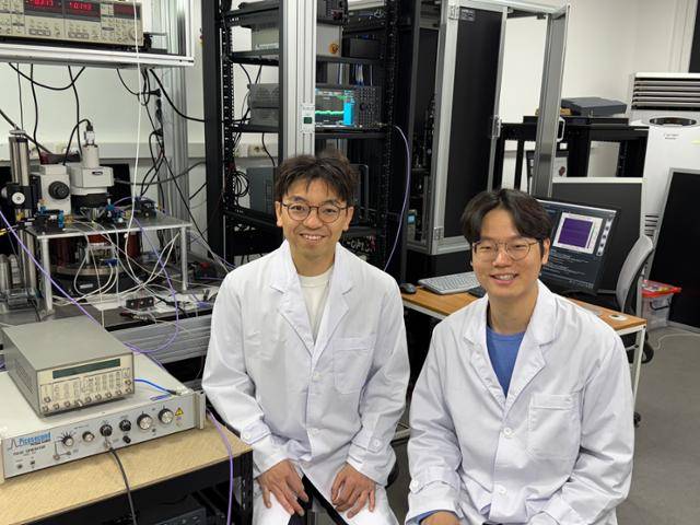 '광자-마그논 하이브리드 칩'을 이용한 자성체 기반 양자 상태 제어 실험에 성공한 김갑진(왼쪽) 카이스트 물리학과 교수, 송무준 카이스트 물리학과 박사후 연구원. 카이스트 제공