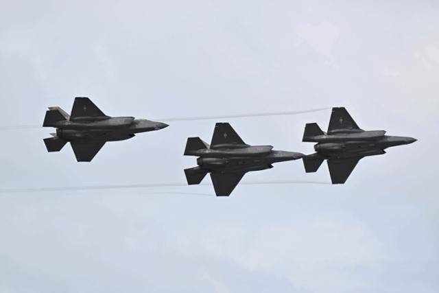 2024년 건군 76주년 국군의날 미디어데이가 열린 경기 성남시 서울공항에서 F35A 프리덤 나이트가 편대 비행을 하고 있다. 성남=박시몬 기자