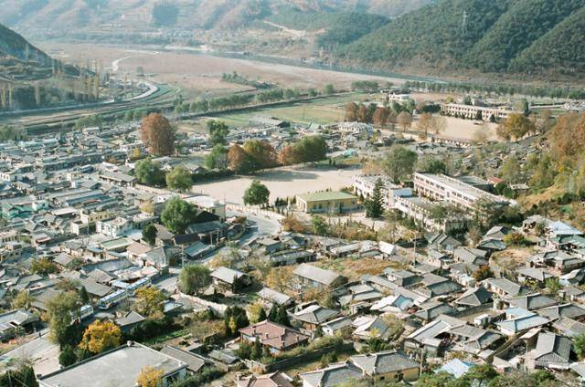 충주댐 건설로 40년 전 물속으로 사라진 옛 단양읍 전경. 단양군 제공