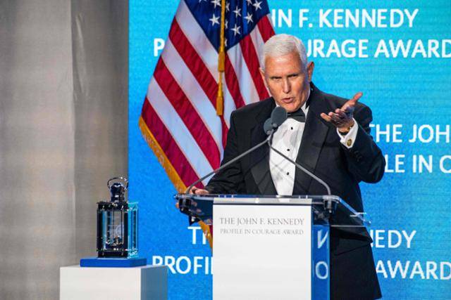 마이크 펜스 전 미국 부통령이 4일 매사추세츠주 보스턴에서 열린 존 F 케네디 용기상 시상식에서 수상한 뒤 연설하고 있다. 보스턴=AFP 연합뉴스