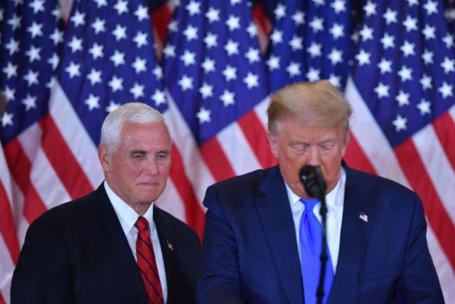 제46대 미국 대통령 선거가 열린 2020년 11월 4일 워싱턴 백악관에서 마이크 펜스 당시 부통령이 연임 도전에 실패한 도널드 트럼프 당시 대통령의 연설을 듣고 있다. 워싱턴=AFP 연합뉴스