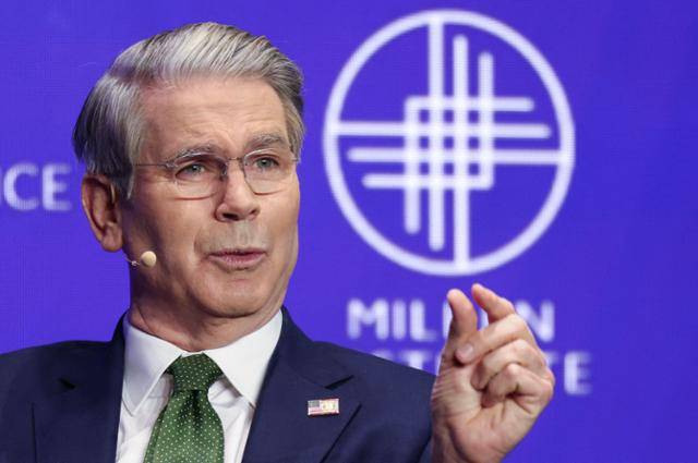 스콧 베선트 미국 재무장관이 5일 미 캘리포니아주 베벌리힐스의 베벌리힐튼에서 열린 ‘밀컨 글로벌 콘퍼런스 2025’에 참석해 연설하고 있다. 베벌리힐스=AFP 연합뉴스