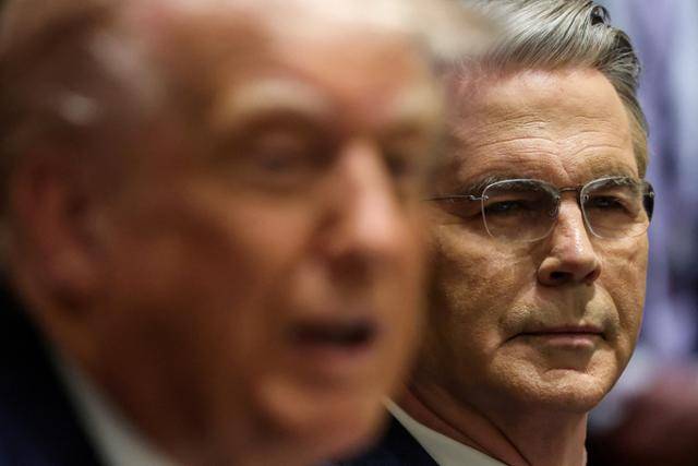 스콧 베선트(오른쪽) 미국 재무장관이 지난달 24일 워싱턴 백악관에서 요나스 가르 스퇴르 노르웨이 총리와 회담하는 도널드 트럼프 미 대통령을 지켜보고 있다. 워싱턴=로이터 연합뉴스