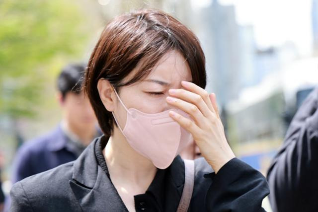 음주운전과 불법 숙박업 혐의로 기소된 문재인 전 대통령의 딸 다혜씨가 4월 17일 마포구 서울서부지법에서 열린 1심 선고 공판을 마친 뒤 차량으로 이동하고 있다. 문씨는 이날 벌금 1,500만 원을 선고받았다. 연합뉴스