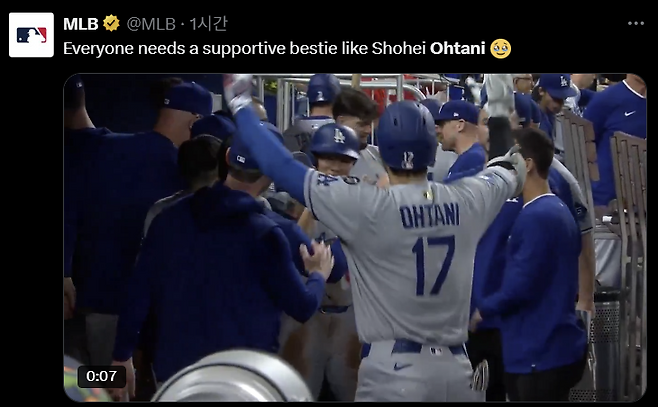 MLB 첫 득점한 김혜성을 축하하는 오타니. MLB 공식 SNS 캡쳐