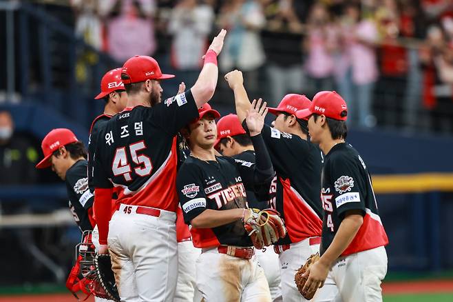 6일 고척 키움전을 5-3으로 승리한 KIA 선수들이 마운드 근처에서 세리머리를 하고 있다. KIA 제공