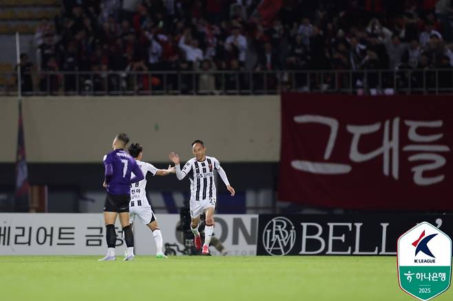서울 문선민(오른쪽)이 6일 안양종합운동장에서 열린 안양과의 12라운드 중 동점 골을 넣고 환호하고 있다. 사진=프로축구연맹