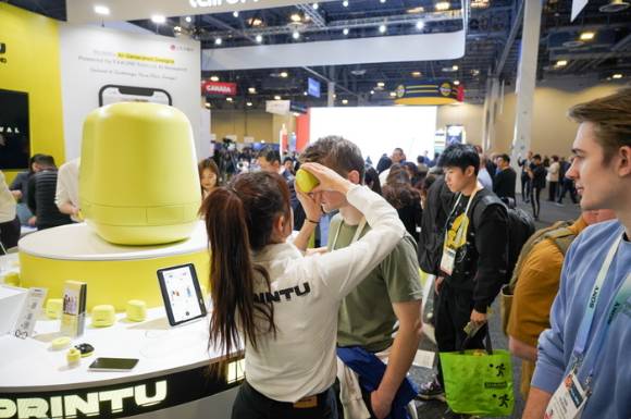 CES 2024 LG생활건강의 '임프린투' 부스에서 한 관람객이 임프린투 기기로 자신의 얼굴에 타투를 그려 넣고 있다. [사진=LG생활건강]