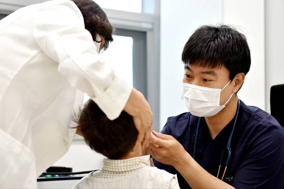 지난 2일 전남 곡성보건의료원에 마련된 소아과 진료실에서 진료가 한창이다. 1960년 소아과 전문의 제도가 생긴 이래 곡성에 처음으로 문을 연 소아과다. 첫날부터 문전성시를 이뤘다. [뉴스1]