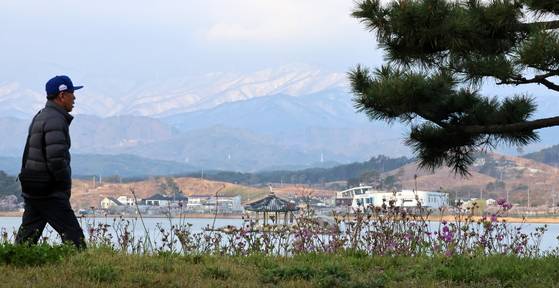 지난달 14일 강원 강릉시 경포호 산책로. 기사와 직접적 연관 없음. 연합뉴스