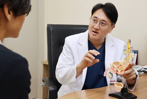 고려대안암병원 비뇨의학과 박민구 교수는 남성 갱년기에 대해 “나이가 들어 나타나는 증상이겠거니 무시하지 말고, 적극적인 관심과 꾸준한 관리가 필요하다”고 말한다. 사진 고려대안암병원