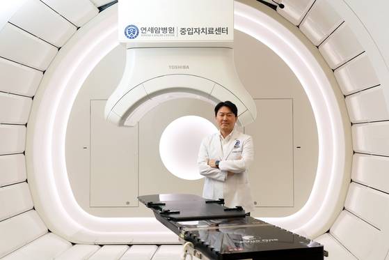 금웅섭 연세암병원 중입자치료센터장이 29일 오전 세브란스병원 중입자치료센터 회전형 치료기 앞에서 포즈를 취했다. 장진영 기자