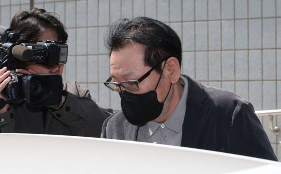 2018년 지방선거 당시 불법 정치자금을 수수한 혐의로 기소된 무속인 '건진법사' 전성배 씨가 지난달 7일 서울 남부지법에서 열린 불법 정치자금 수수 의혹 관련 재판을 마친 뒤 차량에 탑승하고 있다 연합뉴스