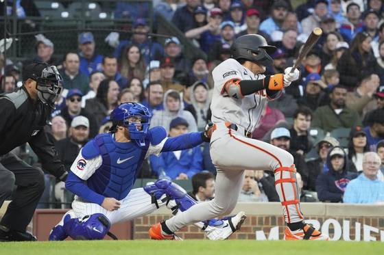 4회 안타를 때려내는 이정후. AP=연합뉴스