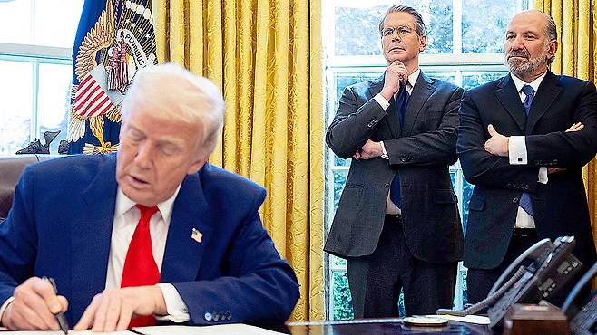 도널드 트럼프 미국 대통령이 행정명령에 서명하는 모습을 스콧 베센트 재무장관(가운데)과 하워드 러트닉 상무장관(오른쪽)이 지켜보고 있다. AFP=연합뉴스