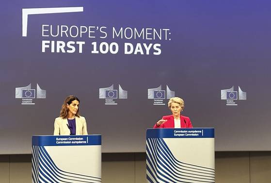 우르줄라 폰데어라이엔 유럽연합(EU) 집행위원장(오른쪽)이 지난 3월 벨기에 브뤼셀에서 기자회견을 하는 모습. 연합뉴스