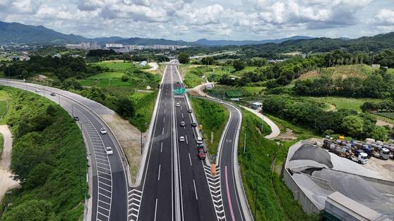 지난해 7월 개통한 충청내륙고속화도로 청주시 청원구 북이면 금암리 금암교차로 지점. 증평군 도안면 광덕리까지 12.1㎞ 구간 직선차로를 차량들이 내달리고 있다. 뉴시스