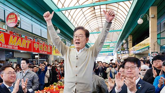 민심을 청취하는 '경청 투어'에 나선 이재명 더불어민주당 대선후보가 6일 충북 증평군 장뜰시장에서 연설하고 있다. 뉴시스