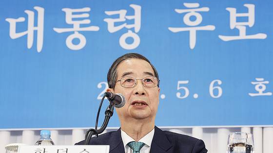 한덕수 무소속 대선후보가 6일 서울 종로구 코리아나호텔에서 열린 '한덕수 대통령 후보 초청 관훈토론회'에서 패널의 질문에 답변하고 있다. 국회사진기자단
