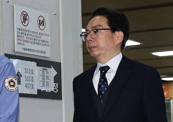 '12·3 비상계엄' 사태와 관련해 내란중요임무종사 등 혐의로 기소된 윤승영 전 경찰청 국가수사본부 수사기획조정관이 지난 3월 20일 오전 서울 서초동 서울중앙지방법원에서 열린 첫 공판에 출석하고 있다. 윤 전 조정관은 이현일 전 국수본 수사기획계장으로부터 국군 방첩사령부의 체포 시도 사실과 체포조 편성을 위한 경찰관 지원 요청 사실을 보고 받는 등 체포조 편성과 운영에 가담한 혐의를 받는다. 뉴스1