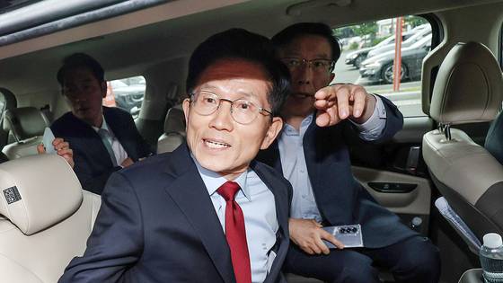 국민의힘 김문수 대선 후보가 6일 아시아태평양경제협력체(APEC) 회의장인 경북 경주시 경주화백컨벤션센터에서 일정 중단을 선언한 뒤 이동하고 있다. 연합뉴스