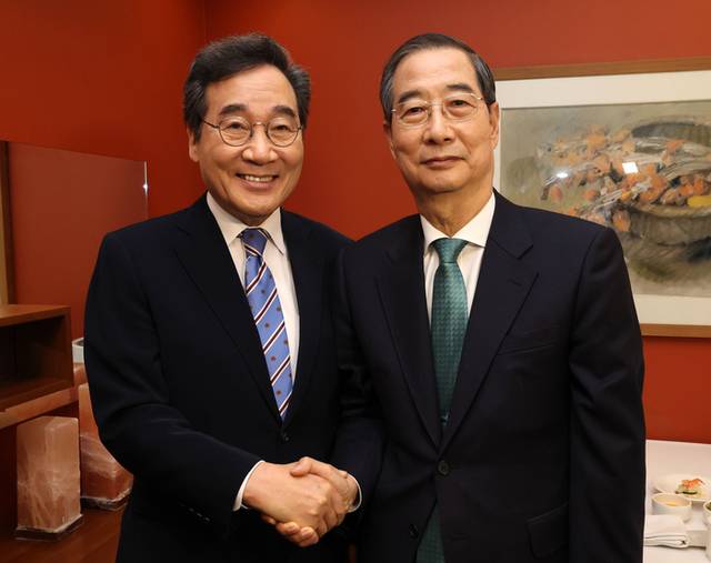 ▲ 6일 서울 중구 컨퍼런스하우스달개비에서 무소속 한덕수 대선 예비후보와 이낙연 전 국무총리가 오찬 회동을 하기 전 악수하고 있다. 연합뉴스