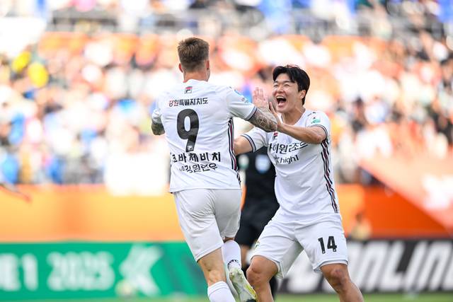 ▲ 6일 제주월드컵경기장에서 열린 하나은행 K리그1 2025 12라운드 강원FC와 제주SK FC와의 경기에서 강원 코바체비치와 김대우가 득점 후 기뻐하고 있다. 강원FC 제공
