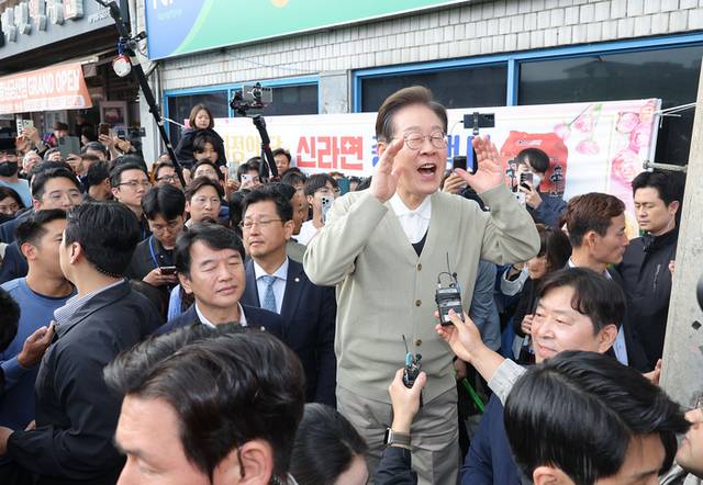 ▲ 더불어민주당 이재명 대선 후보가 ‘골목골목 경청투어:국토종주편’에 나선 6일 충남 금산군 금산터미널 일대에서연설을 하고 있다. 연합뉴스