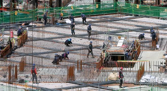 지난 4월 30일 서울 시내 신축 아파트 시공 현장에서 건설노동자들이 작업을 하는 모습.사진=뉴스1