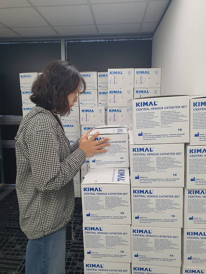 김은수 대리가 심혈관용 의료기기 제품 배송 준비를 하고 있다. 윤현주 기자