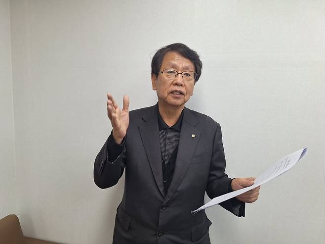 이양구 동성제약 회장이 인터뷰에서 경영권 확보 계획을 설명하고 있다. 안대규 기자