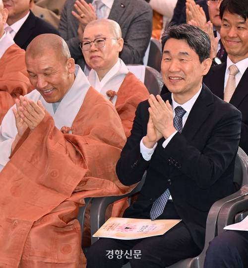 이주호 대통령 권한대행 부총리 겸 교육부 장관이 2569(2025)년 부처님오신날을 맞은 5일 서울 종로구 조계사 대웅전 앞에서 열린 부처님 오신날 봉축법요식에서 박수를 치고 있다. 대통령실사진기자단